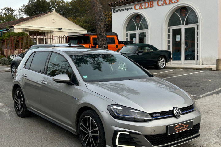 VOLKSWAGEN GOLF