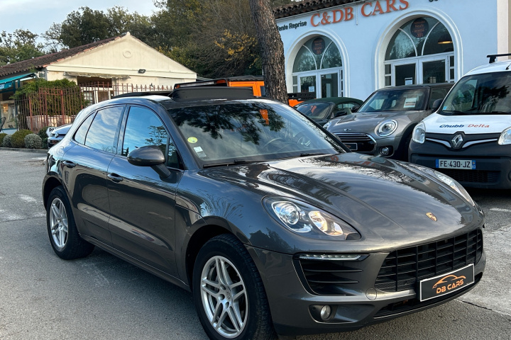 PORSCHE MACAN